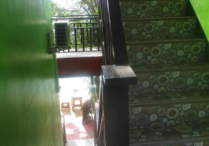 Отель Phi Phi Green House & Sunsky Hostel