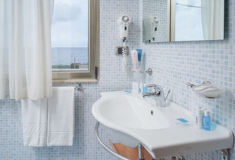 هتل Piccadilly Rooms Restaurant And Beach