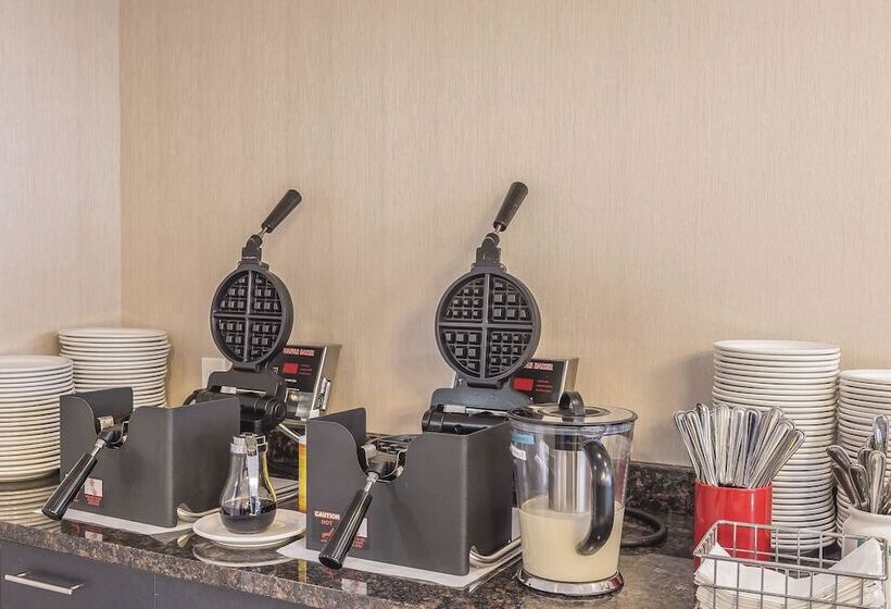 Отель Quality Inn Sept Iles