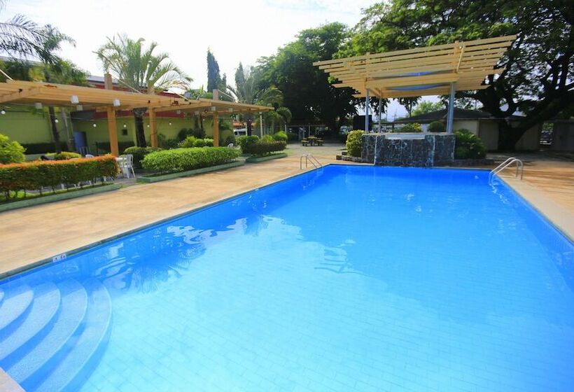 هتل Subic Bay Peninsular