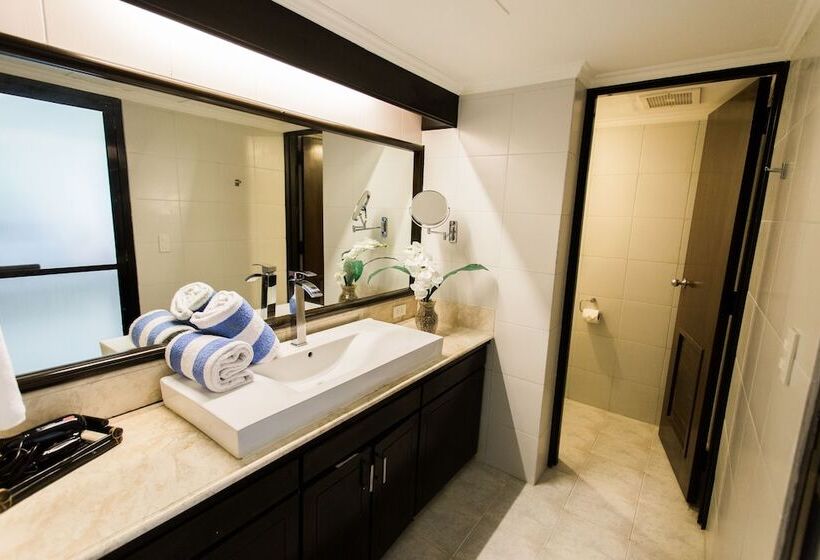 هتل Subic Bay Peninsular