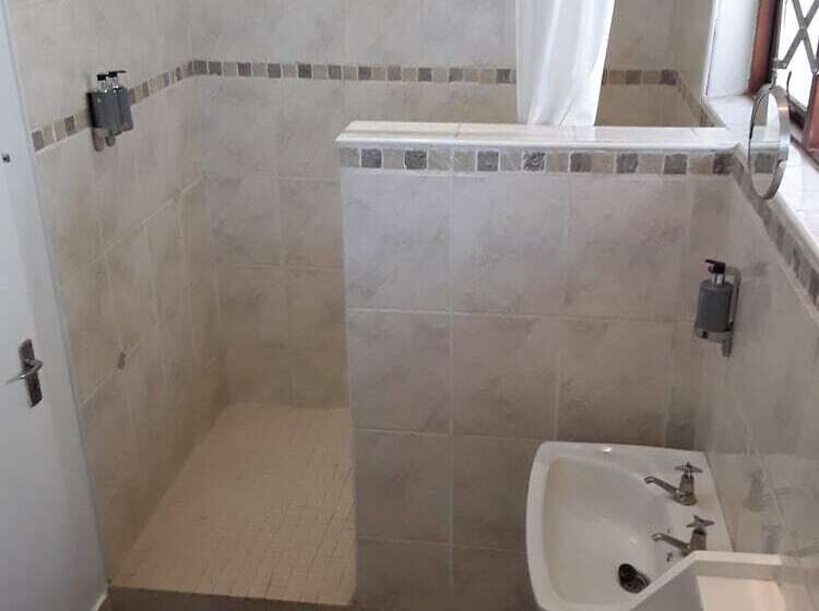 בית מלון כפרי The Bush Pub & Inn