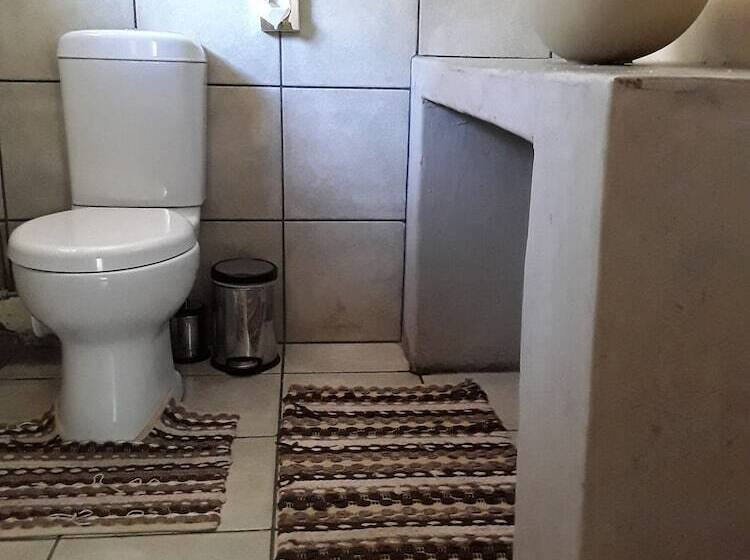 בית מלון כפרי The Bush Pub & Inn