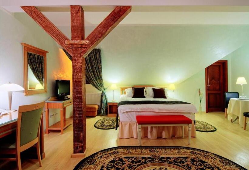 فندق The Council