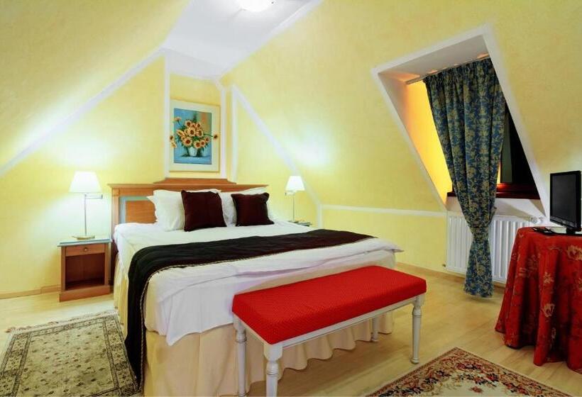 فندق The Council