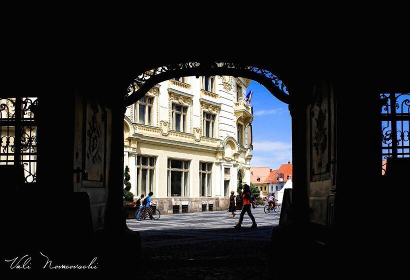 فندق The Council