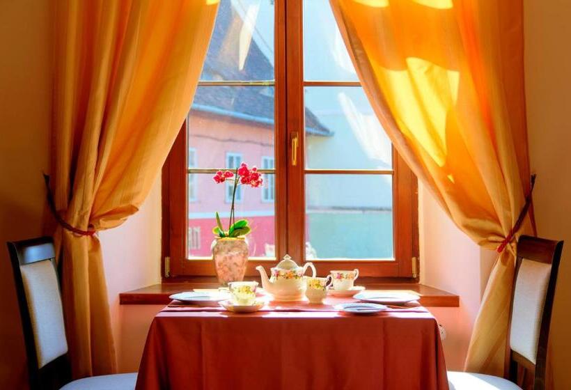 فندق The Council