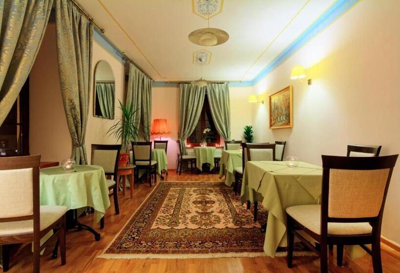 فندق The Council