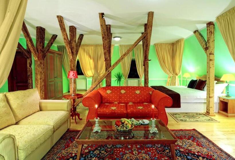 فندق The Council