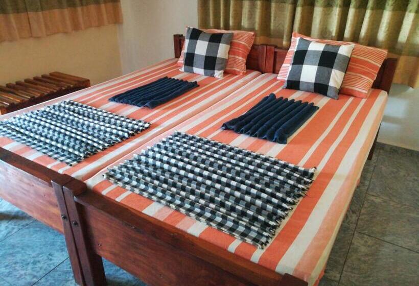 Отель Travelers Holiday Resort