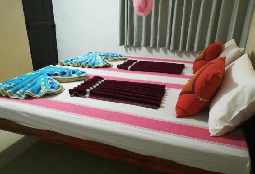 Отель Travelers Holiday Resort