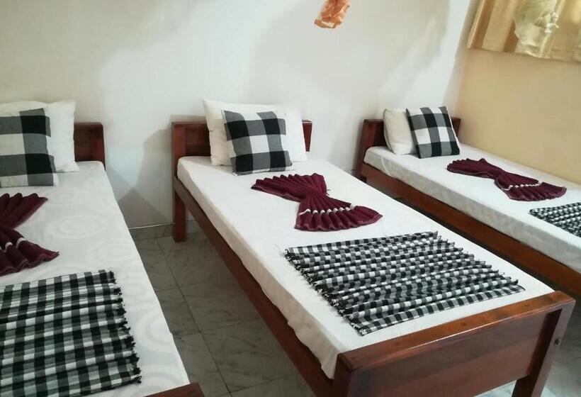 Отель Travelers Holiday Resort