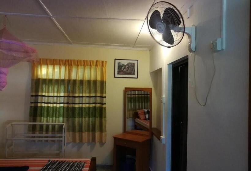 Отель Travelers Holiday Resort