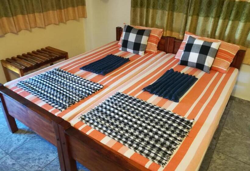 Отель Travelers Holiday Resort