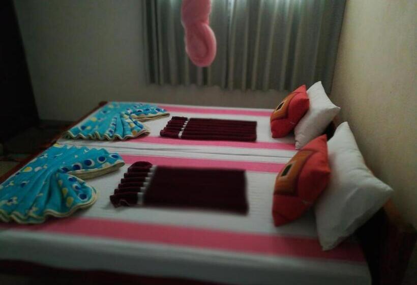 Отель Travelers Holiday Resort