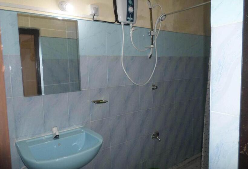 Отель Travelers Holiday Resort