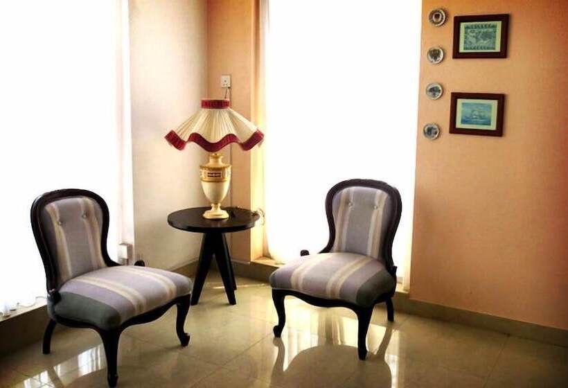 Отель Whitehouse Residencies