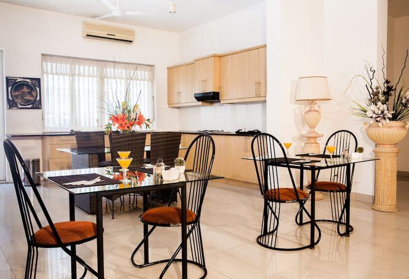 Отель Whitehouse Residencies