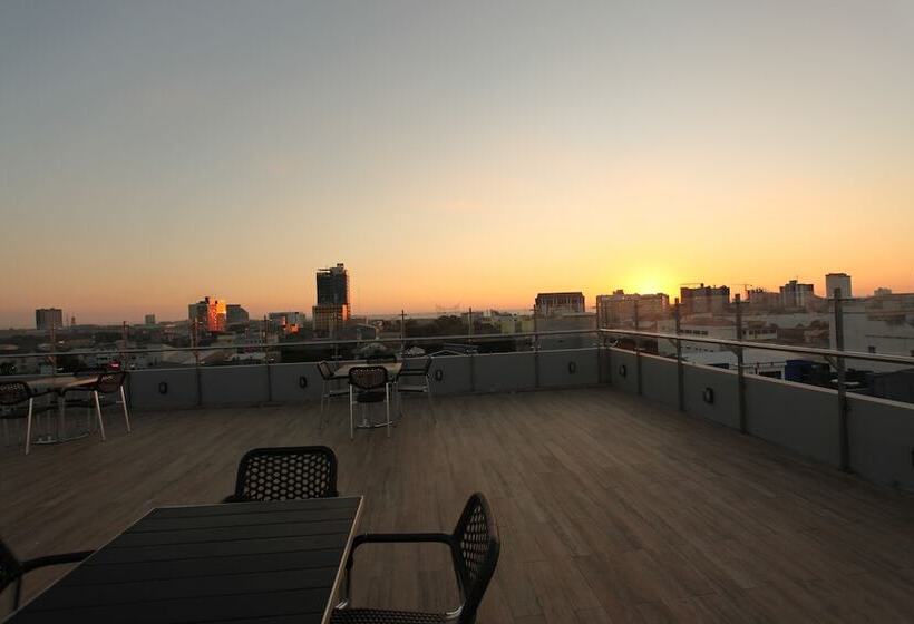 W Three Premier Hotel Lagaligo