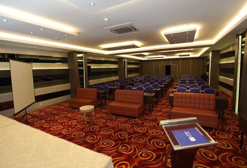 W Three Premier Hotel Lagaligo