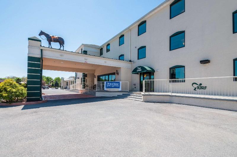 모텔 Rodeway Inn & Suites