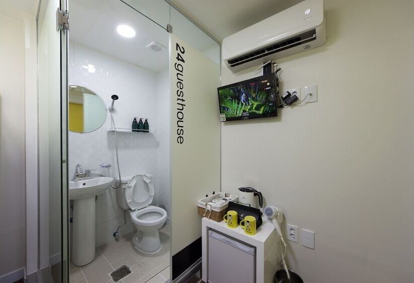 Pensão 24 Guesthouse Myeongdong Town