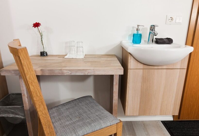 پانسیون Kef Guesthouse By Keflavik Airport