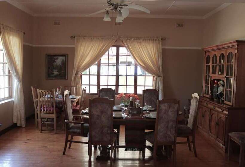 פנסיון Rose Petals Guest House