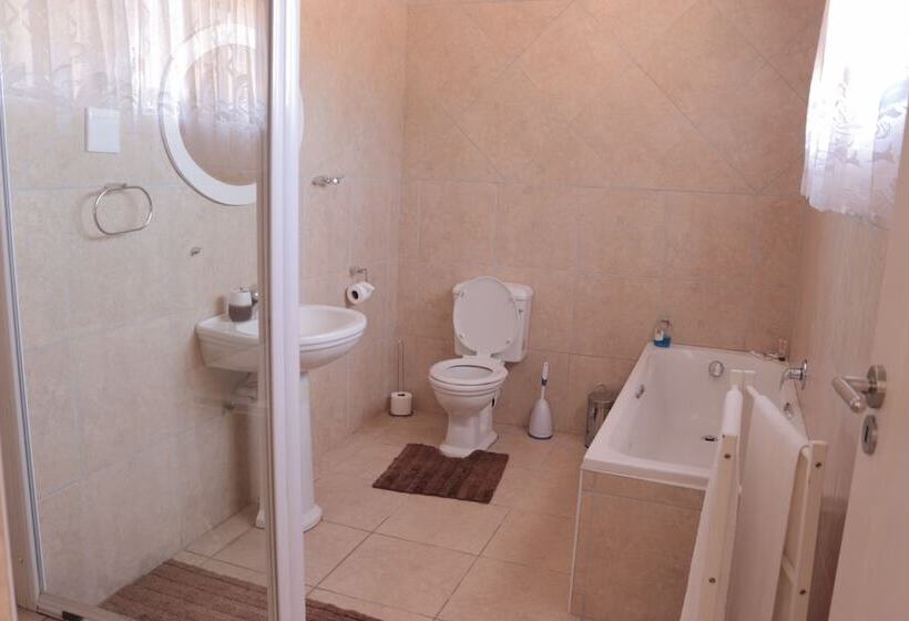 פנסיון Rose Petals Guest House