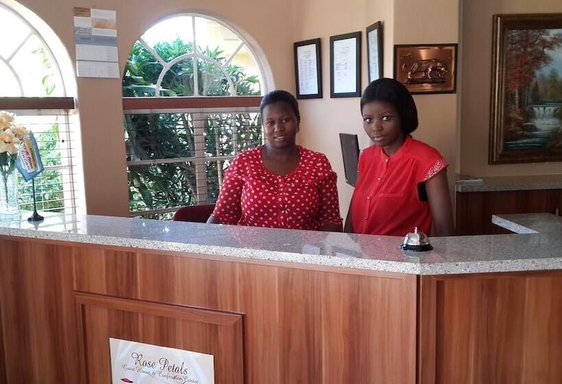 פנסיון Rose Petals Guest House