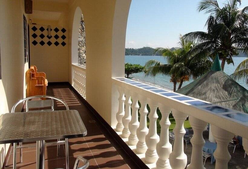 Squares Cafe And Apartments