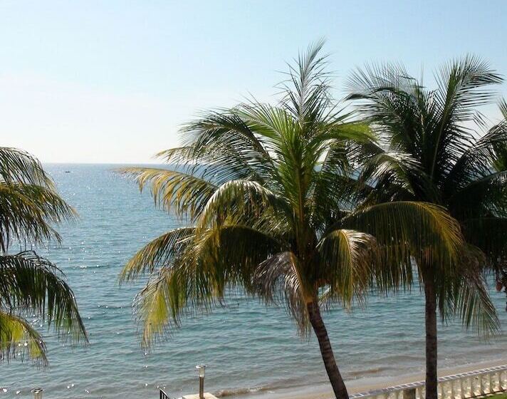 Squares Cafe And Apartments