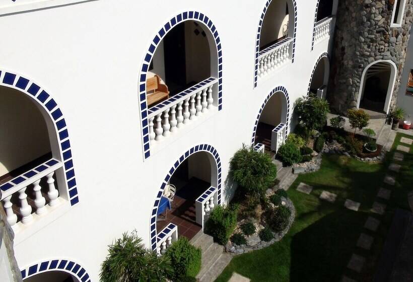 Squares Cafe And Apartments