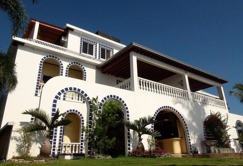 Squares Cafe And Apartments