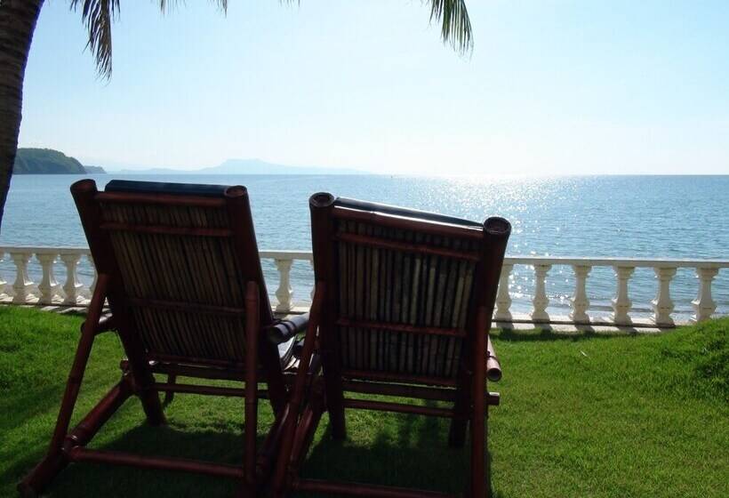 Squares Cafe And Apartments