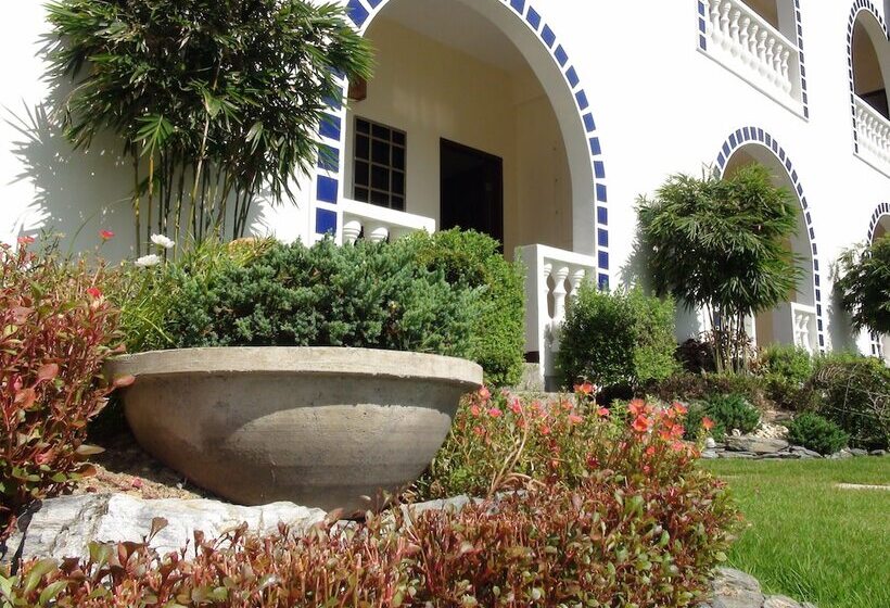 Squares Cafe And Apartments