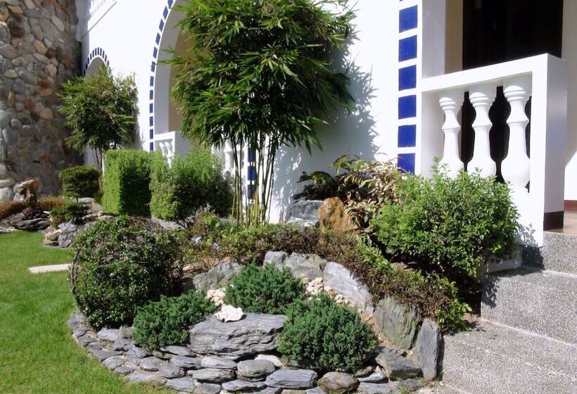 Squares Cafe And Apartments