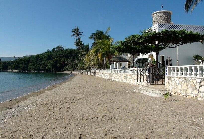 Squares Cafe And Apartments