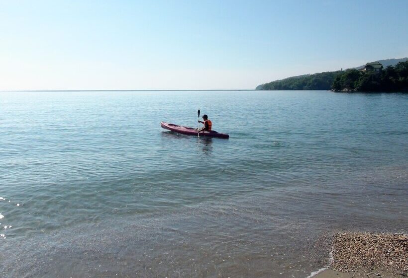 Squares Cafe And Apartments