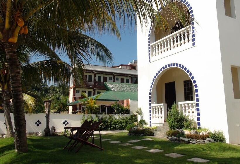 Squares Cafe And Apartments