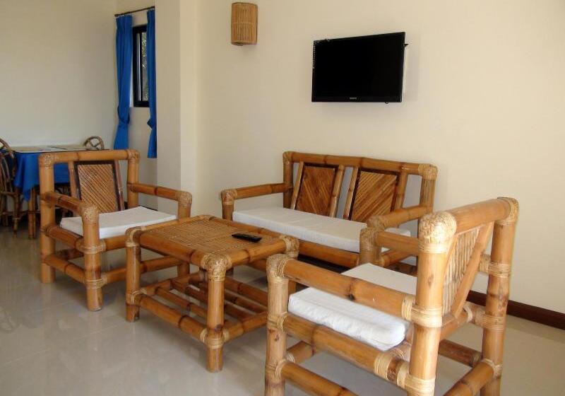 Squares Cafe And Apartments