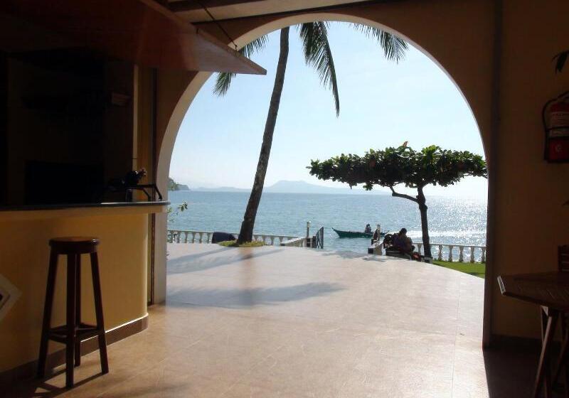 Squares Cafe And Apartments