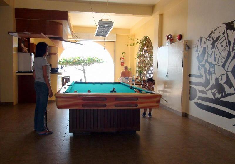 Squares Cafe And Apartments