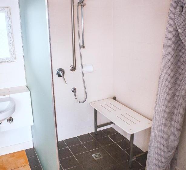 Общежитие Budds In Surfers Backpackers