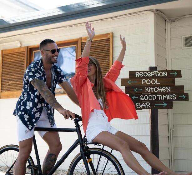 Общежитие Budds In Surfers Backpackers