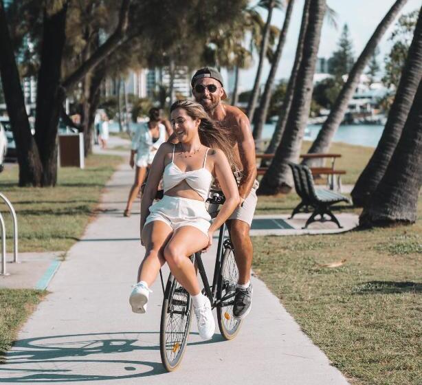 Общежитие Budds In Surfers Backpackers