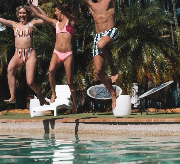 Общежитие Budds In Surfers Backpackers