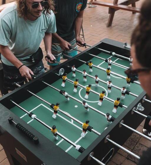 Общежитие Budds In Surfers Backpackers