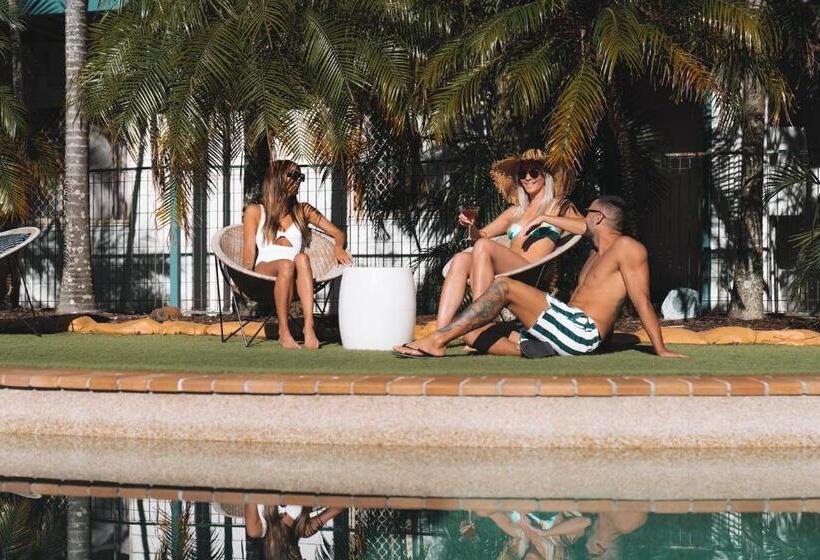 Общежитие Budds In Surfers Backpackers