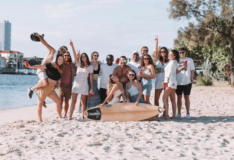 Общежитие Budds In Surfers Backpackers